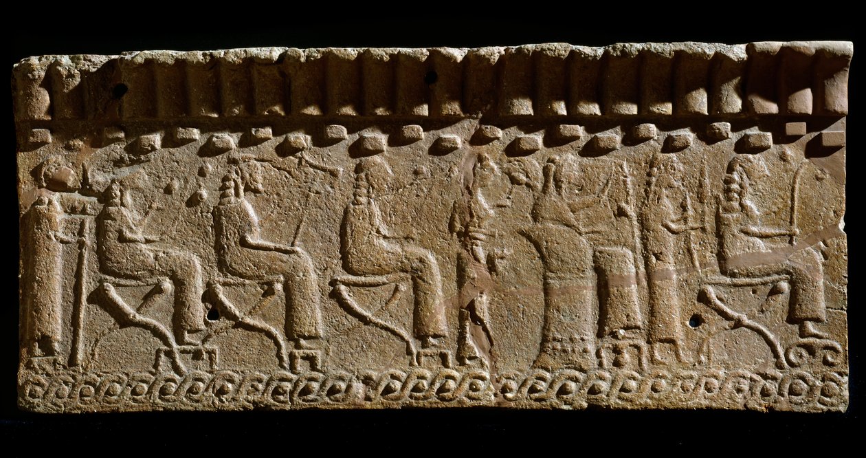 Etruskische beschaving: terracotta fries versierd met lage reliëfs van goden en zittende hoogwaardigheidsbekleders. 580 v.Chr. Dim. 24x54 cm. Van Murlo Palace. Murlo, Antiquarium Comunale door Etruscan