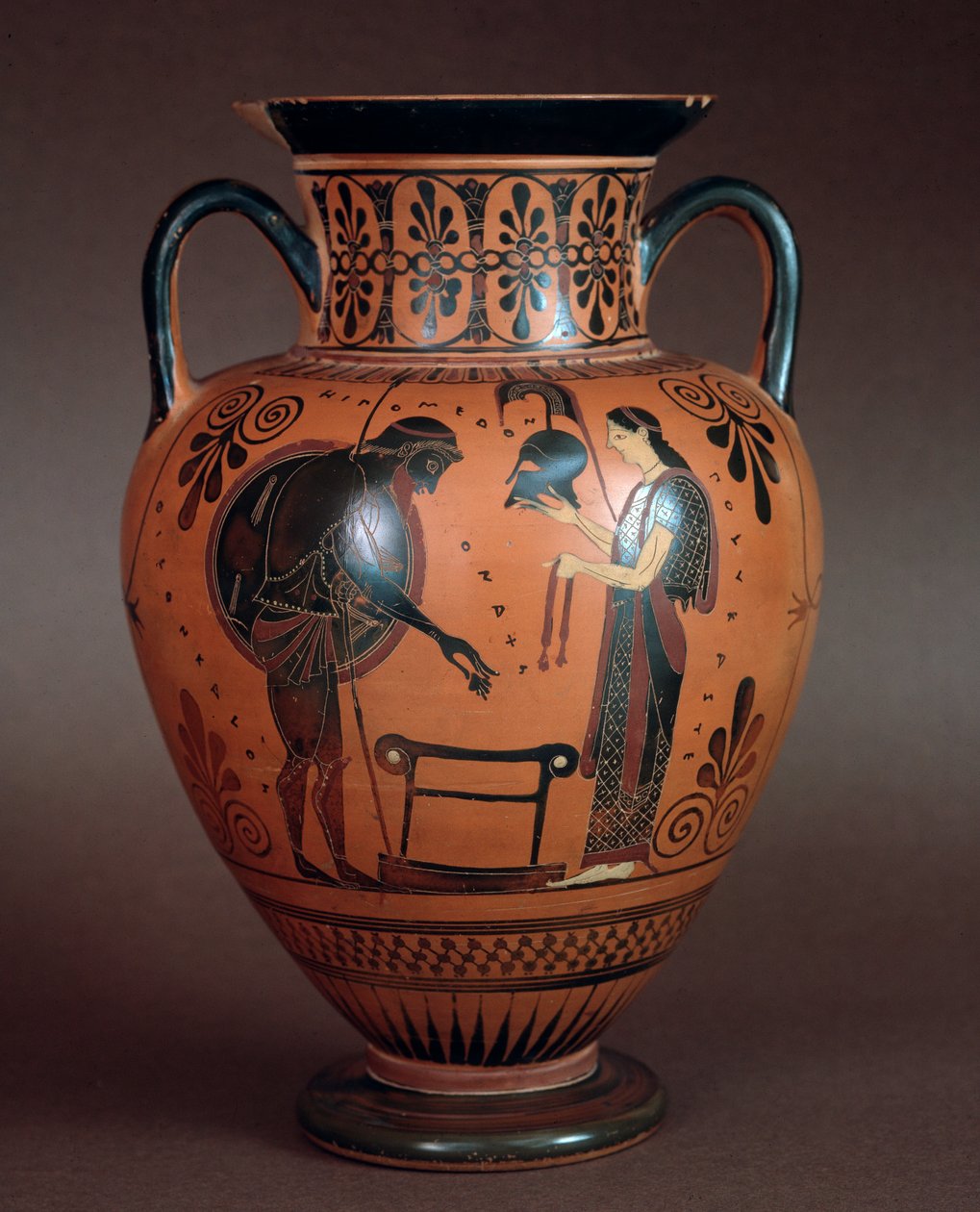 Etruskische beschaving: terracotta hydria die Thetis toont die wapens overhandigt aan zijn zoon Achilles, 550-500 v.Chr. Uit Cerveteri, Italië door Etruscan