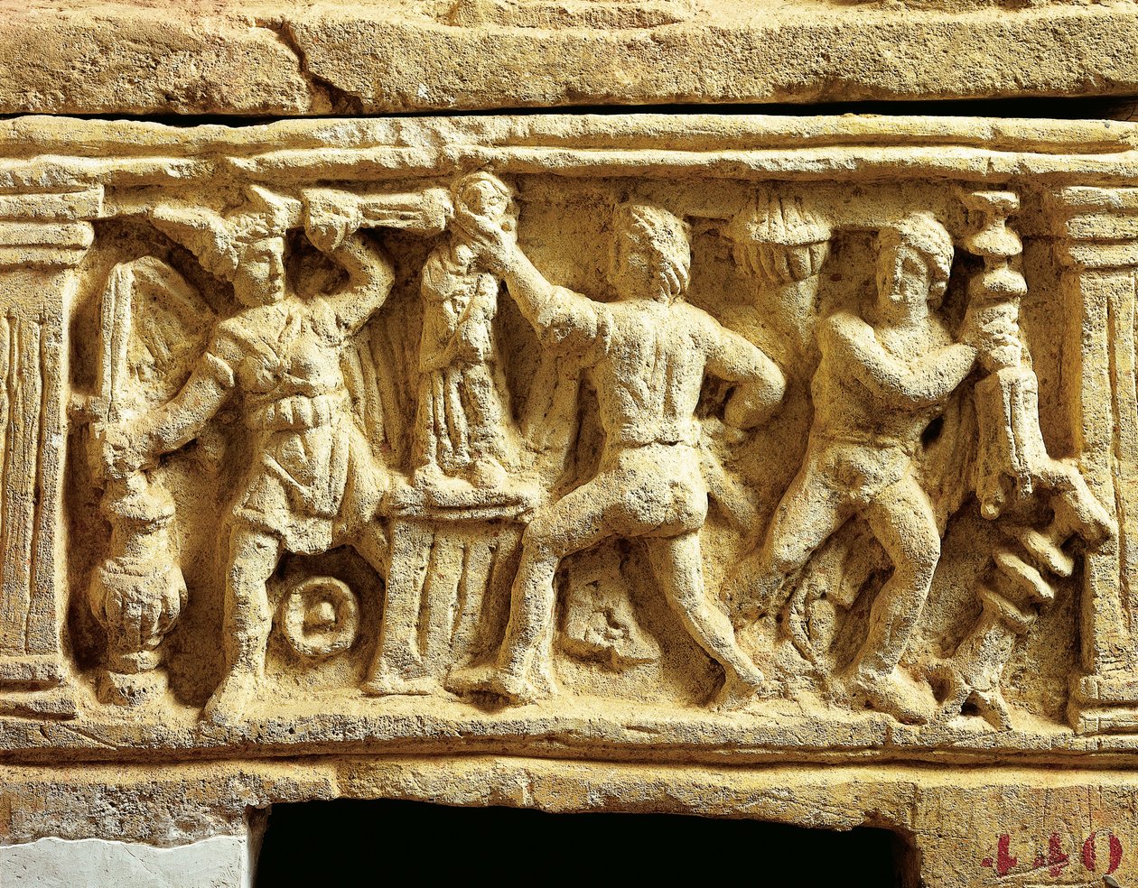 Etruskische beschaving, tufstenen urn met scènes van Galliërs die tempels plunderen door Etruscan