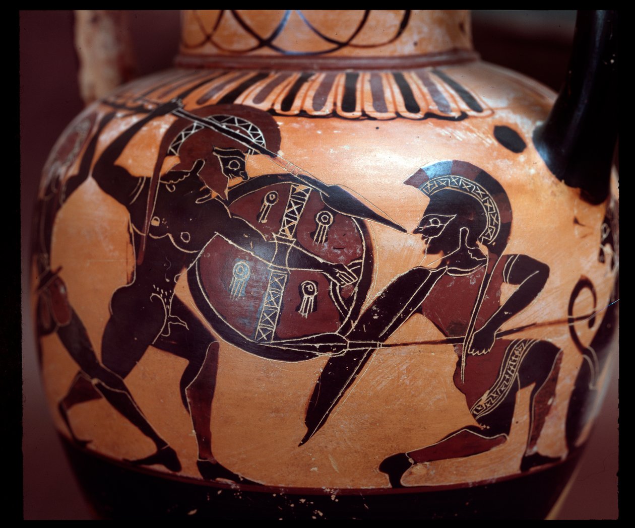 Terracotta amfoor met voorstelling van een duel tussen twee soldaten, 520-500 v.Chr. door Etruscan