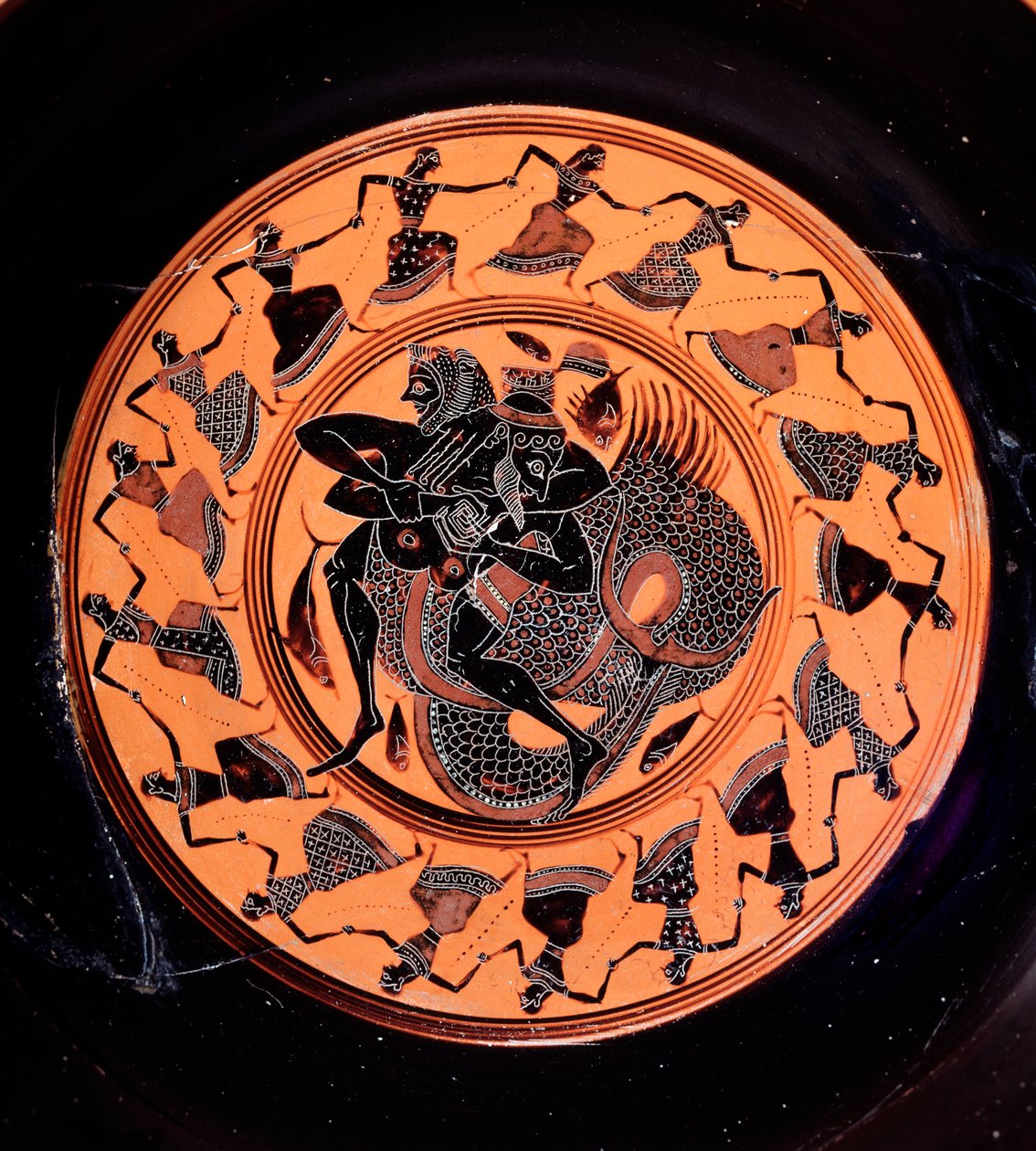 Terracotta kylix die Hercules afbeeldt vechtend met Triton, omringd door zeventien dansende Nereïden, 6e eeuw v.Chr. door Etruscan