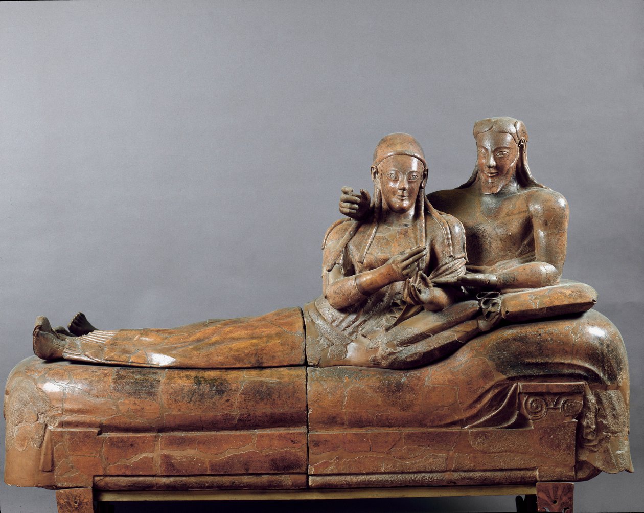 De bruiden (gebeeldhouwde groep) (terracotta sarcofaag uit Cerveteri, 6e eeuw v.Chr.) door Etruscan