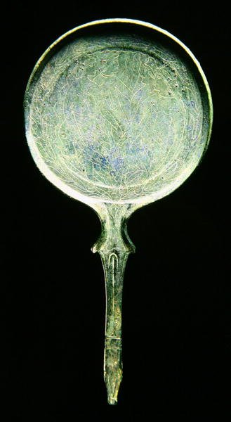 Spiegel met gegraveerde decoratie (brons) door Etruscan Etruscan