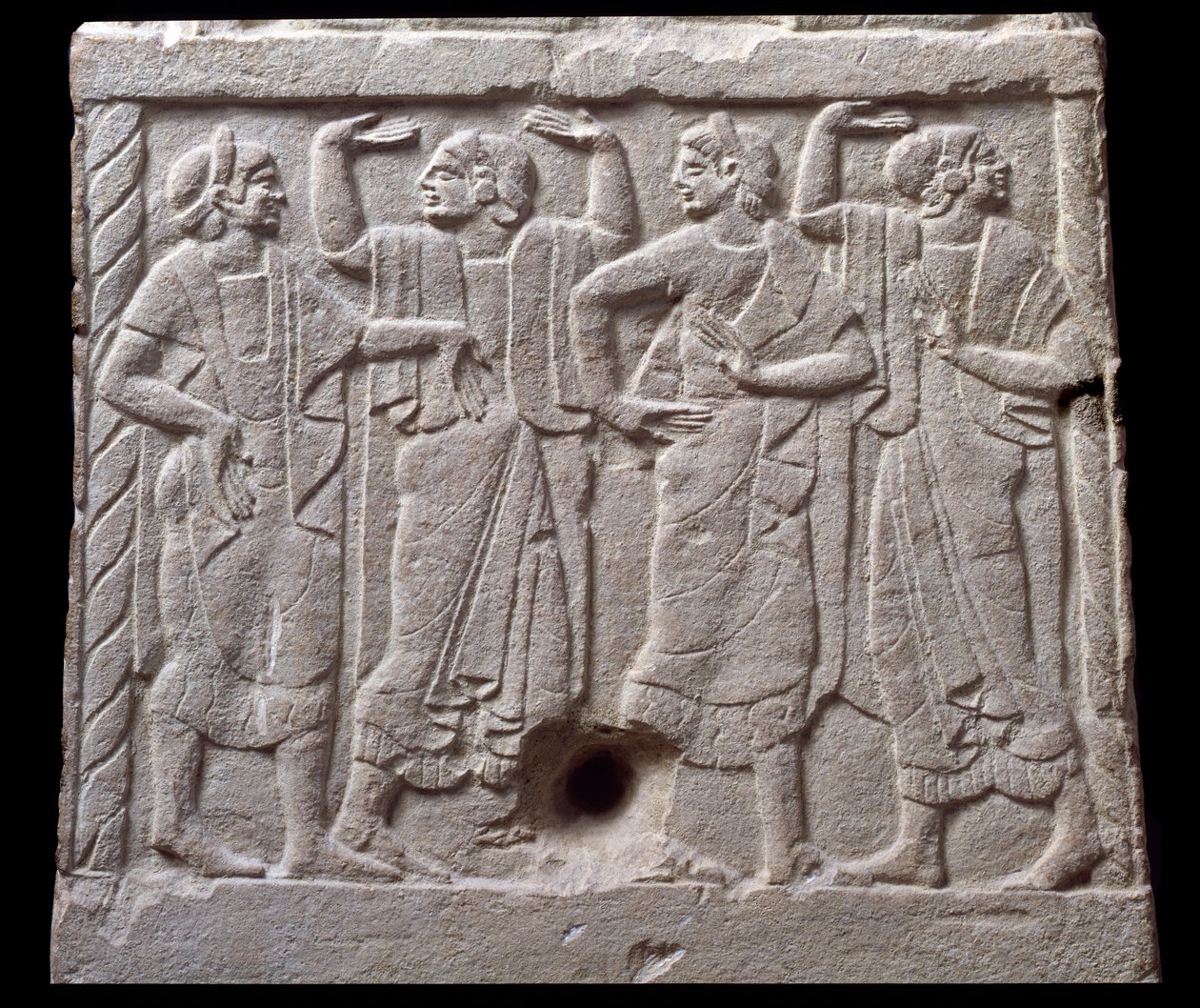 Reliëf met dansers van een marmeren mijlpaal van Chiusi, Italië, 6e eeuw v.Chr. door Etruscan Etruscan