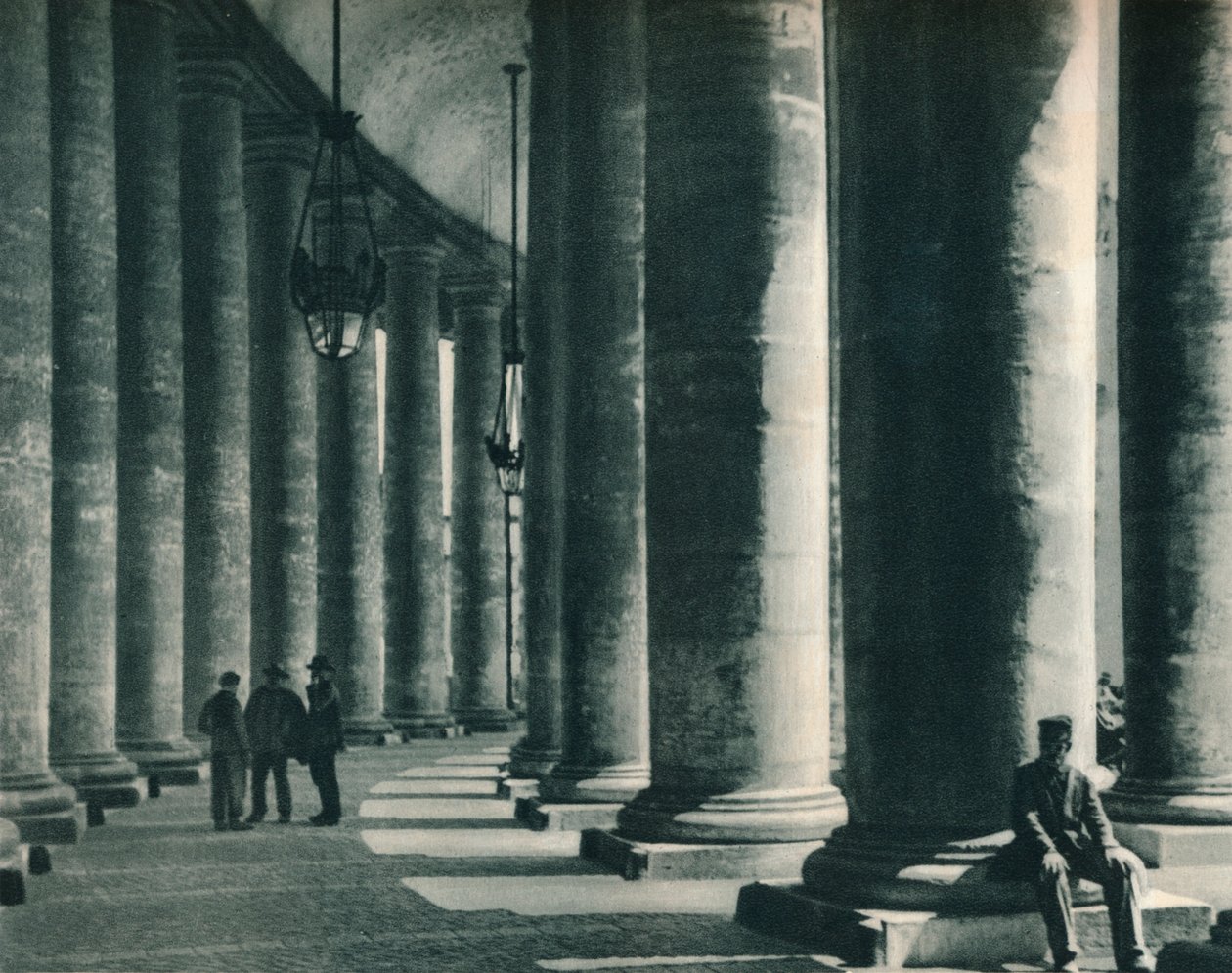 Deel van de zuilengang op het Sint-Pietersplein, Rome, Italië, 1927 door Eugen Poppel