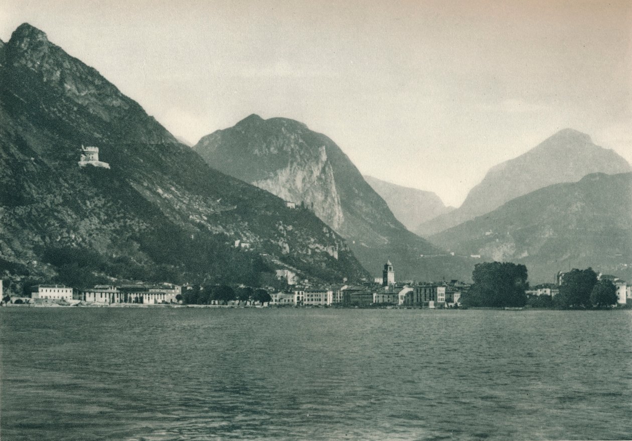 Riva del Garda vanaf het Gardameer, Italië, 1927 door Eugen Poppel