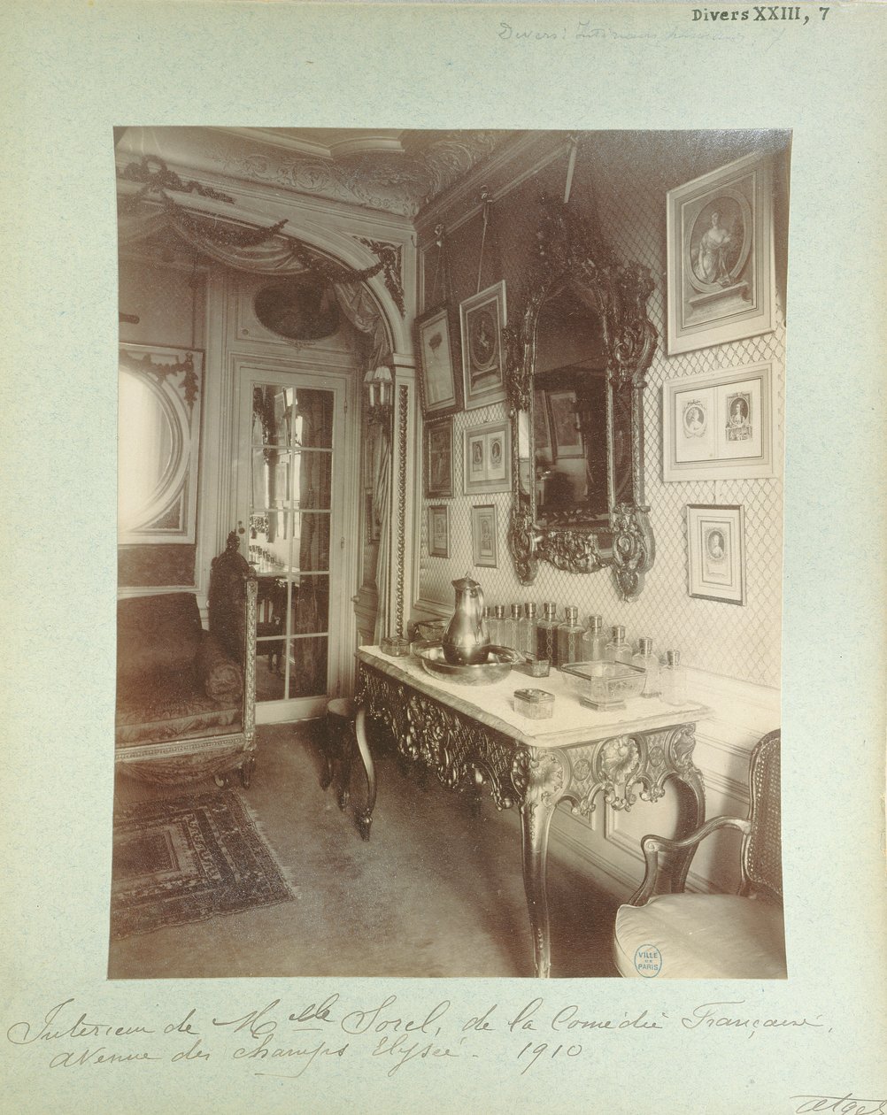 Interieur van het huis van Cecile Sorel op 99 Avenue des Champs Elysees, 1910 door Eugène Atget