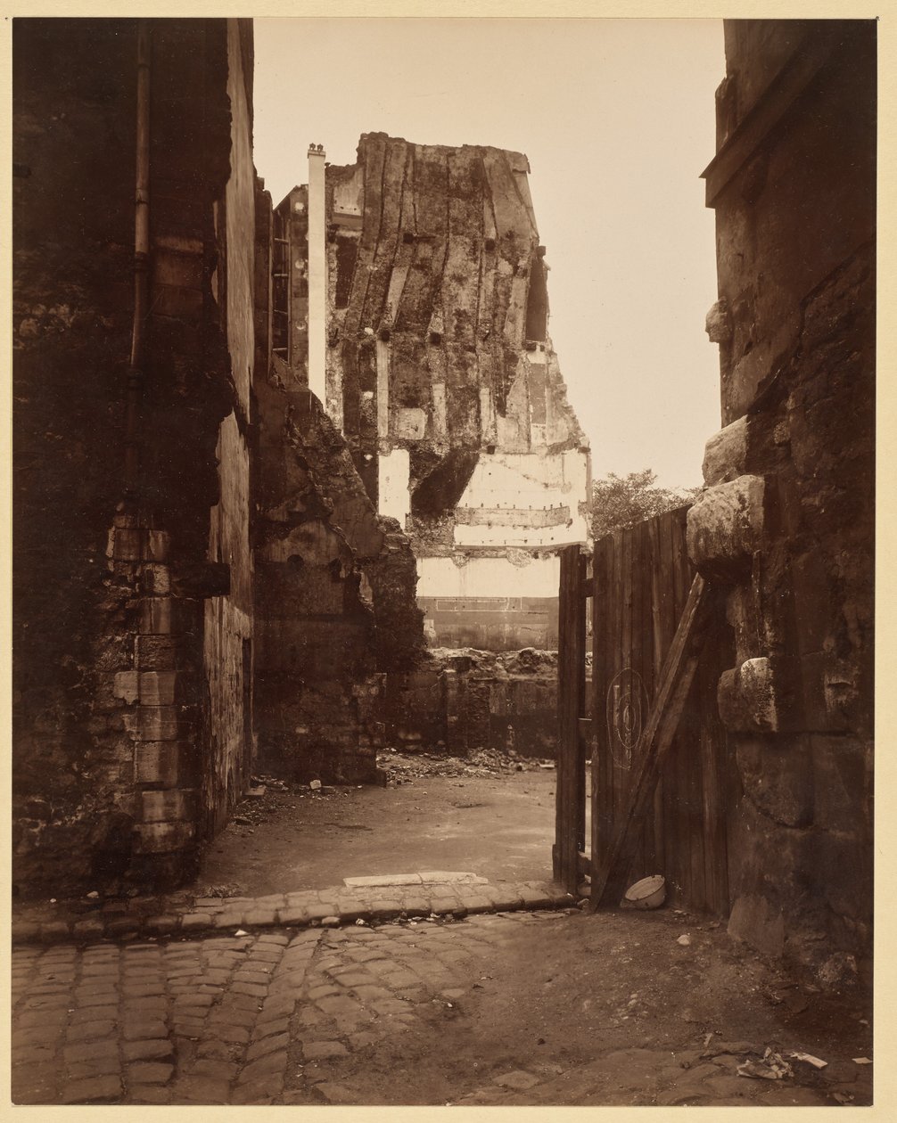 Straathoek bij de begraafplaats, Saint-Benoît door Eugène Atget