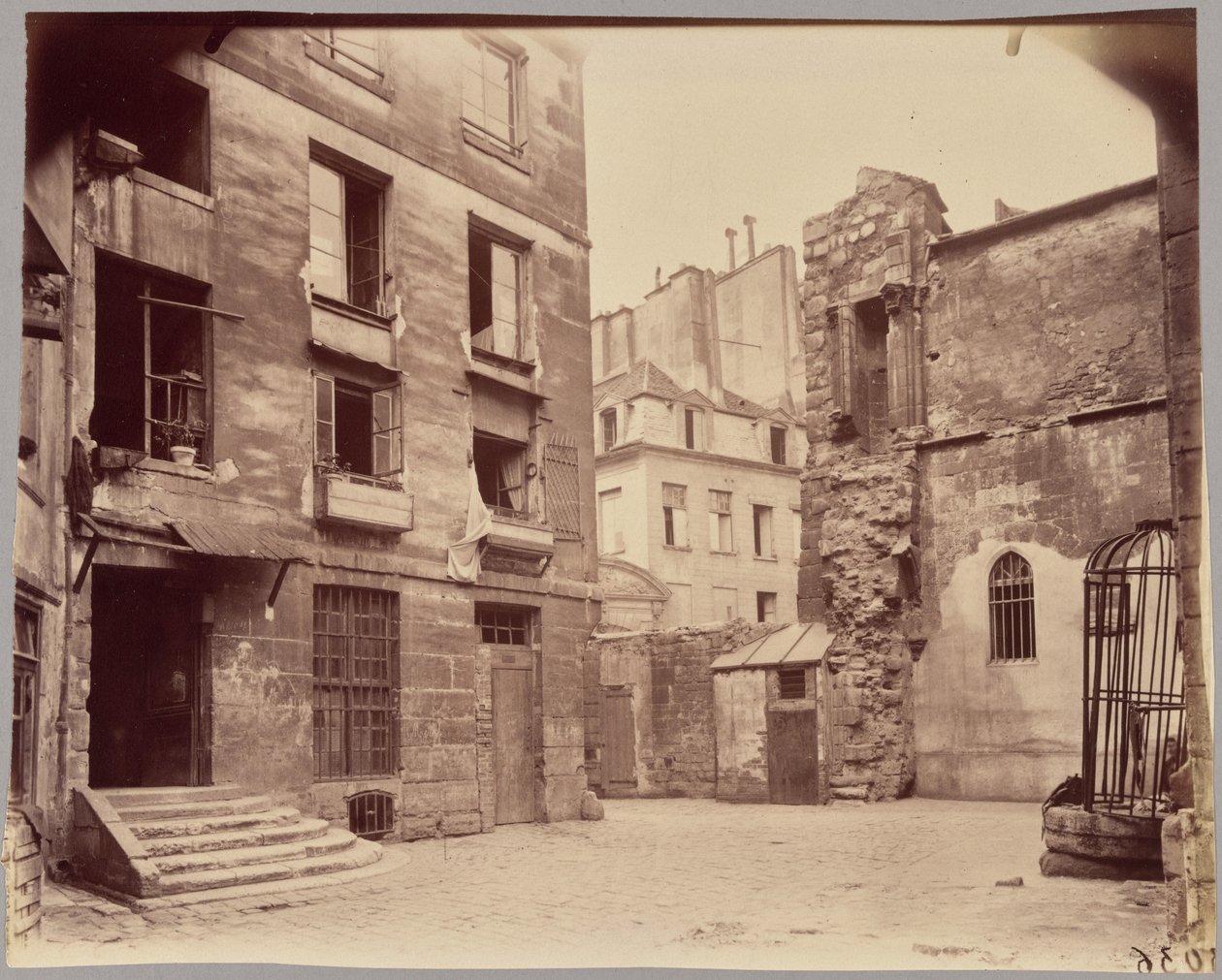 Binnenplaats van Saint-Julien-le-Pauvre door Eugène Atget
