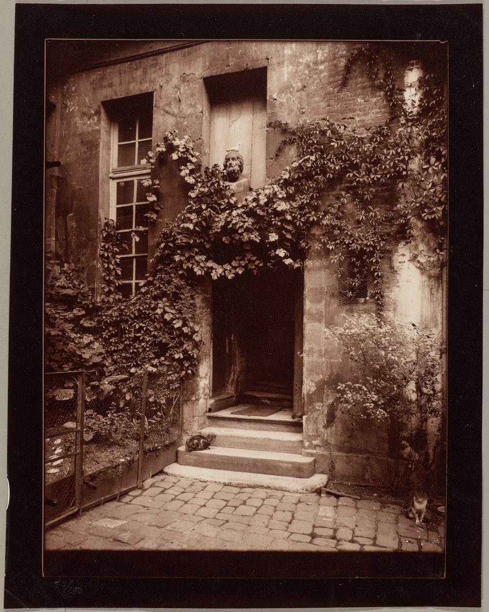 Binnenplaats in Rouen door Eugène Atget