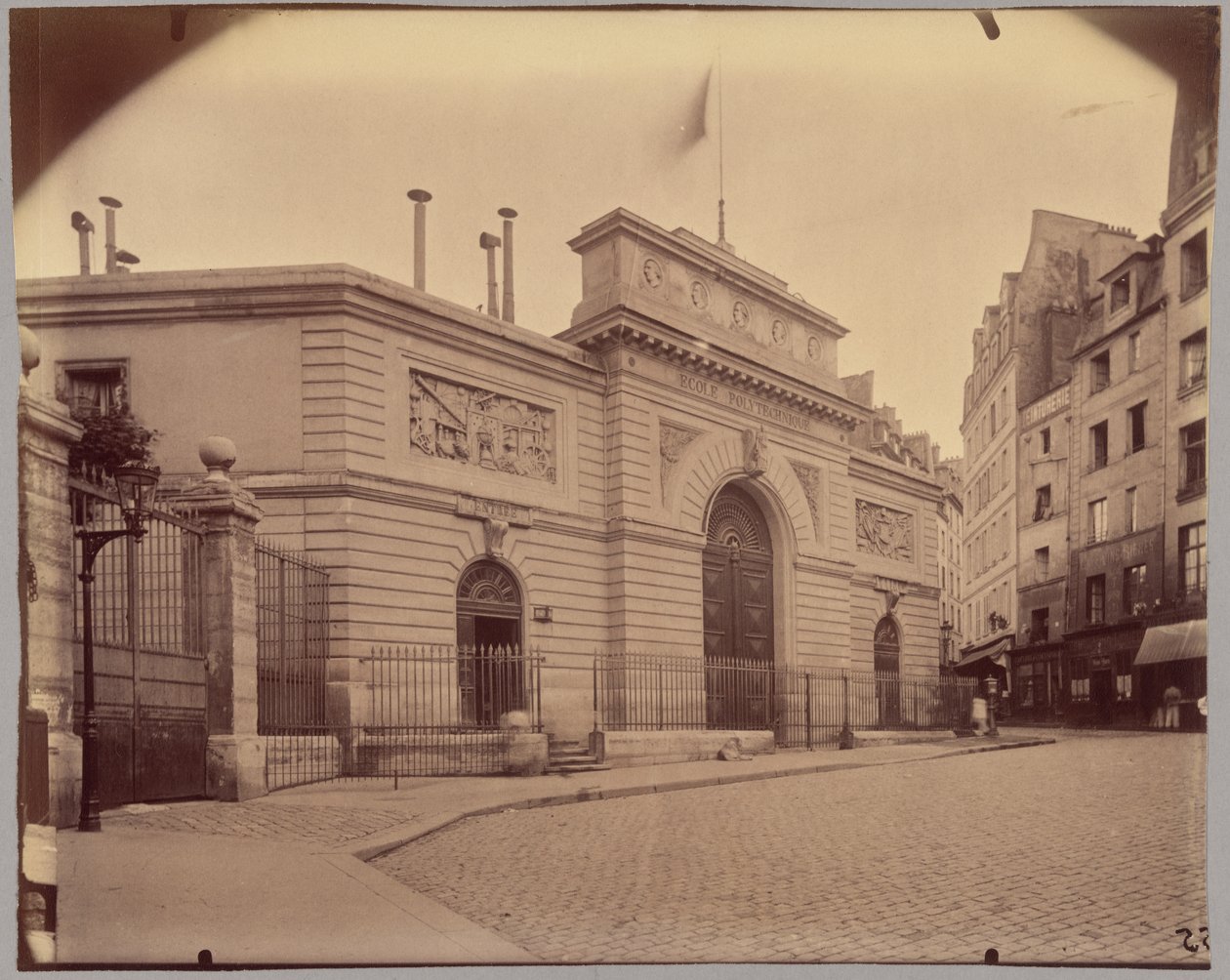École polytechnique, rue Descartes door Eugène Atget