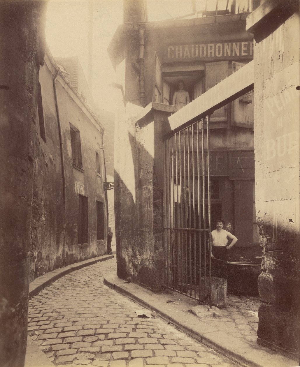 Ingang van de Passage de la Réunion, Rue du Maure 1 en 3, 3e arrondissement door Eugène Atget