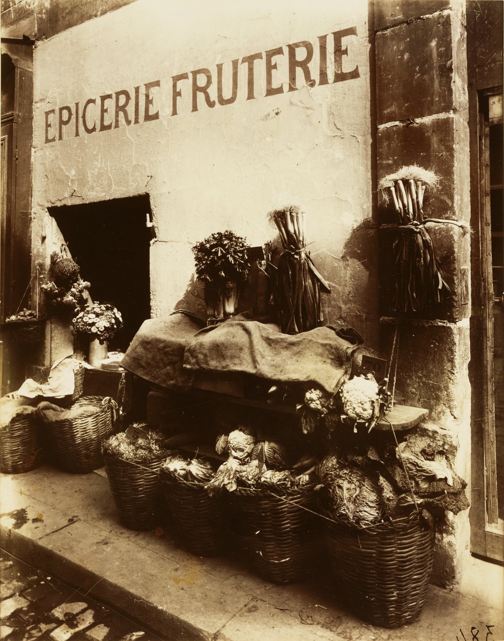 Kruidenierswinkel en groente- en fruitzaak door Eugène Atget