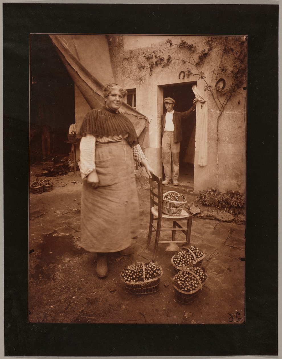 Vrouw uit Verrières door Eugène Atget