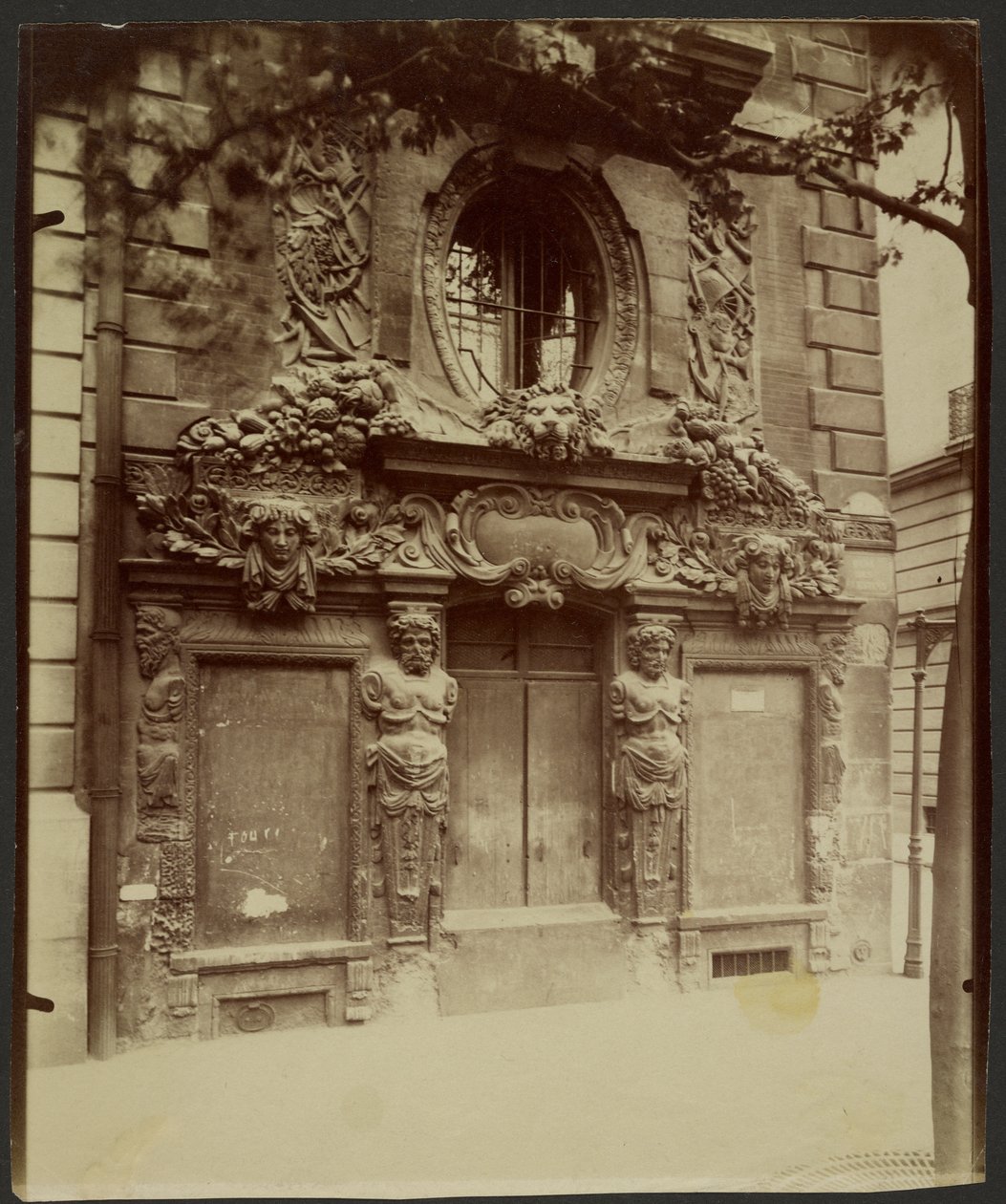 Hôtel Fieubet, Quai des Célestins door Eugène Atget