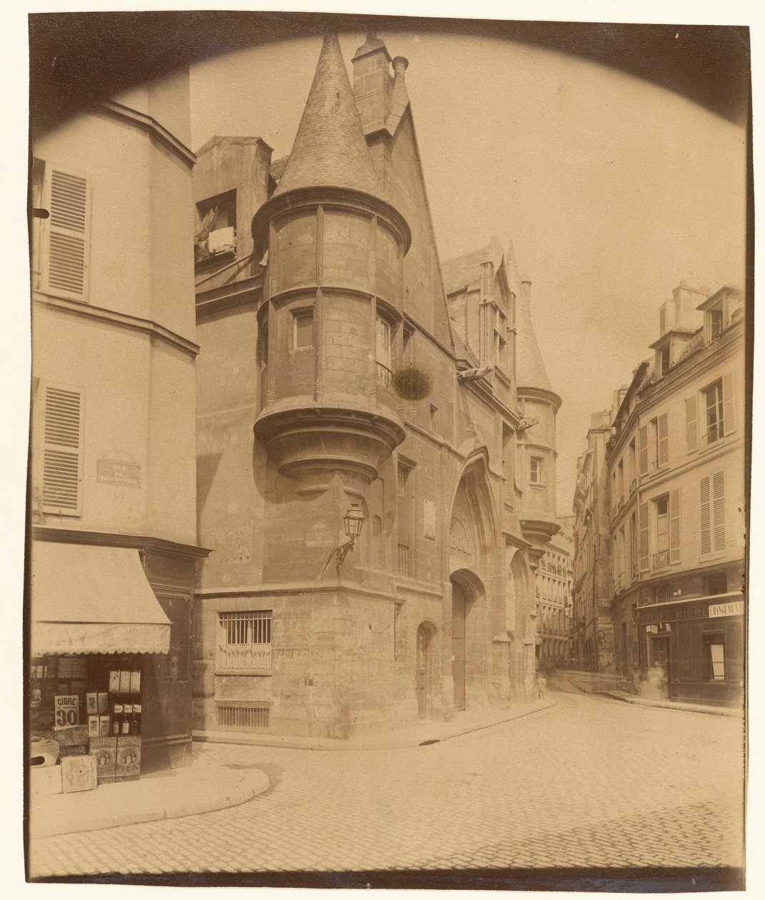 Hôtel de Sens, rue du Figuier door Eugène Atget