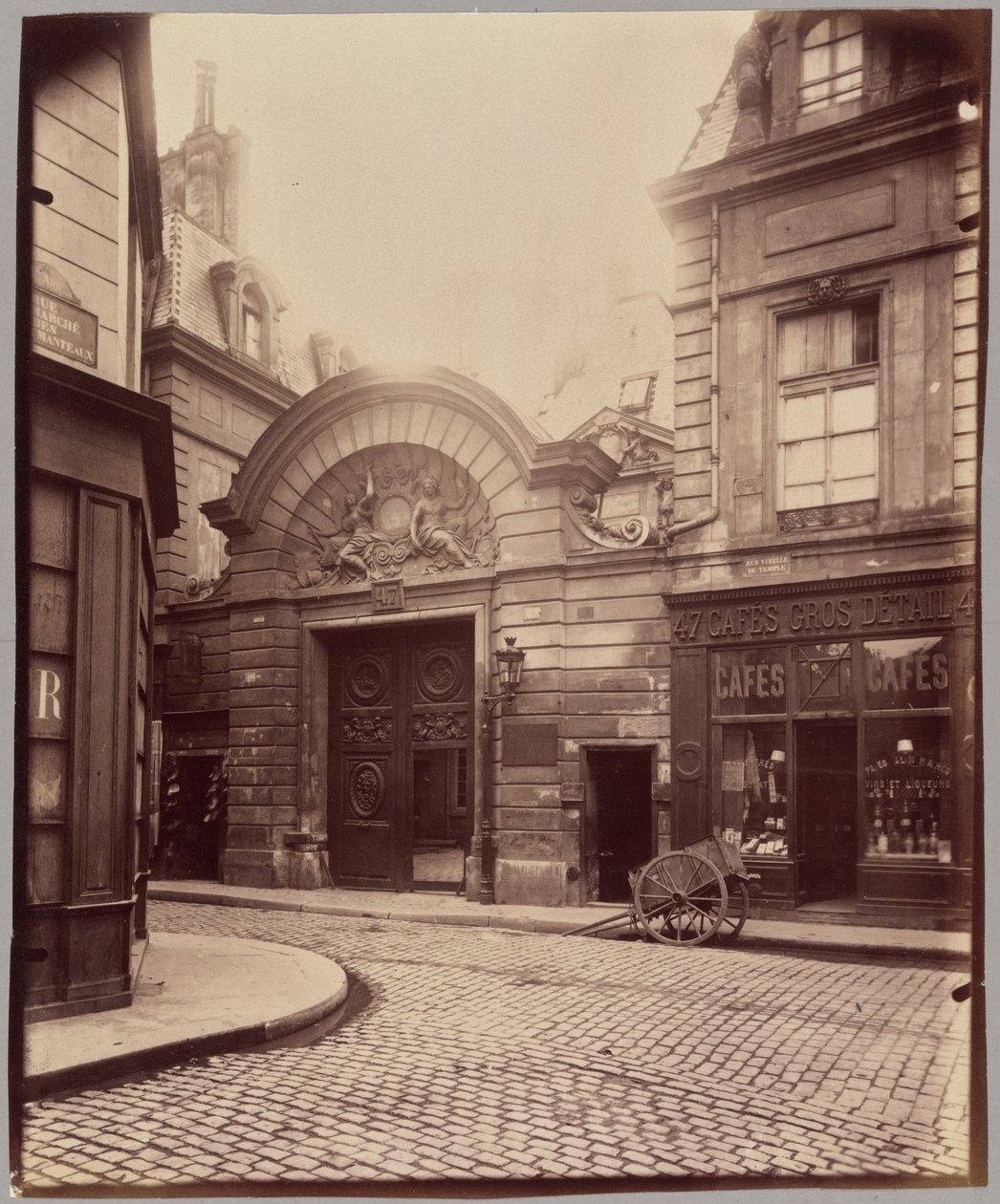 Hôtel des Ambassadeurs de Hollande, Rue Vieille-du-Temple 47 door Eugène Atget