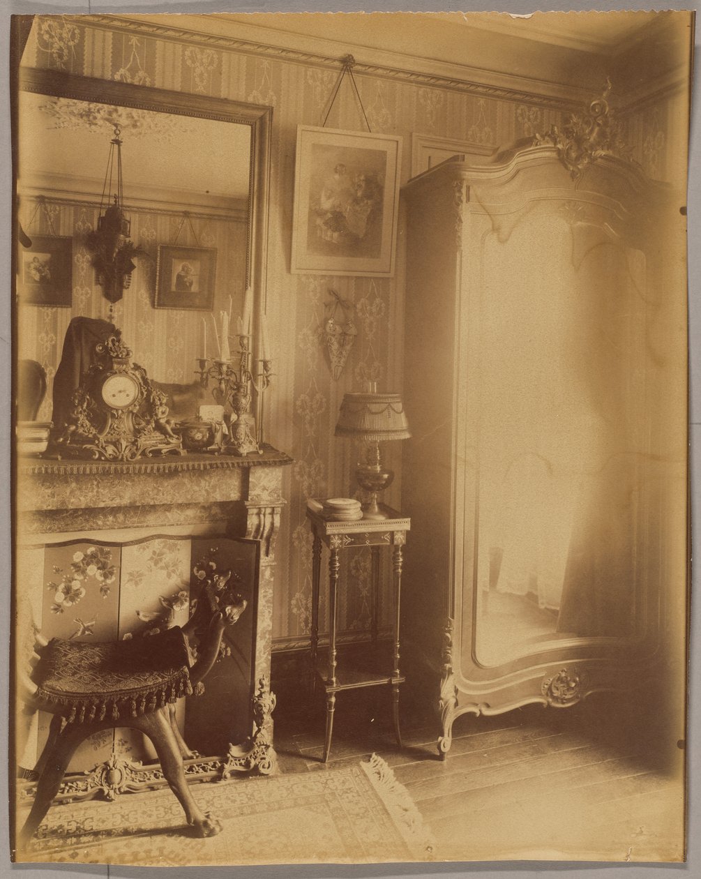 Innenraum von Frau D., kleine Rentnerin, Boulevard du Port-Royal door Eugène Atget