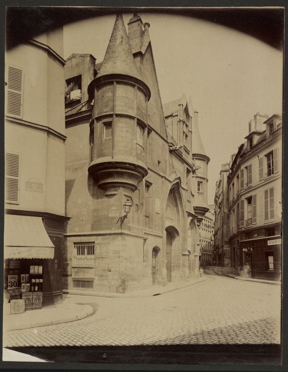 [Hôtel de Sens, thans Bibliothèque Forney] [rue du Riguier, 4e arrondissement] door Eugène Atget