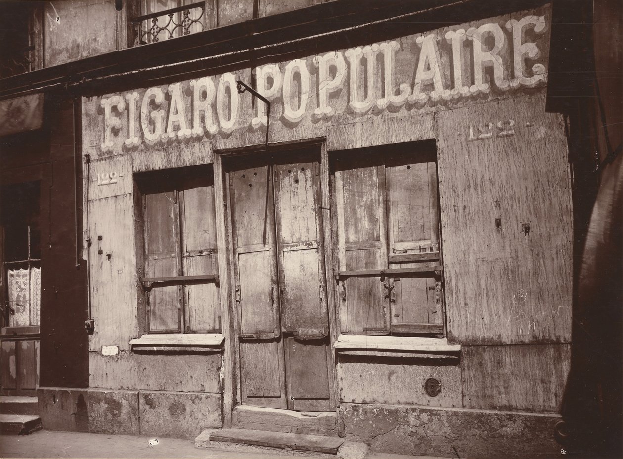 Le Figaro populaire, 122 Boulevard de la Villette (gevel van een barbierzaak, 122 Boulevard de la Villette) door Eugène Atget