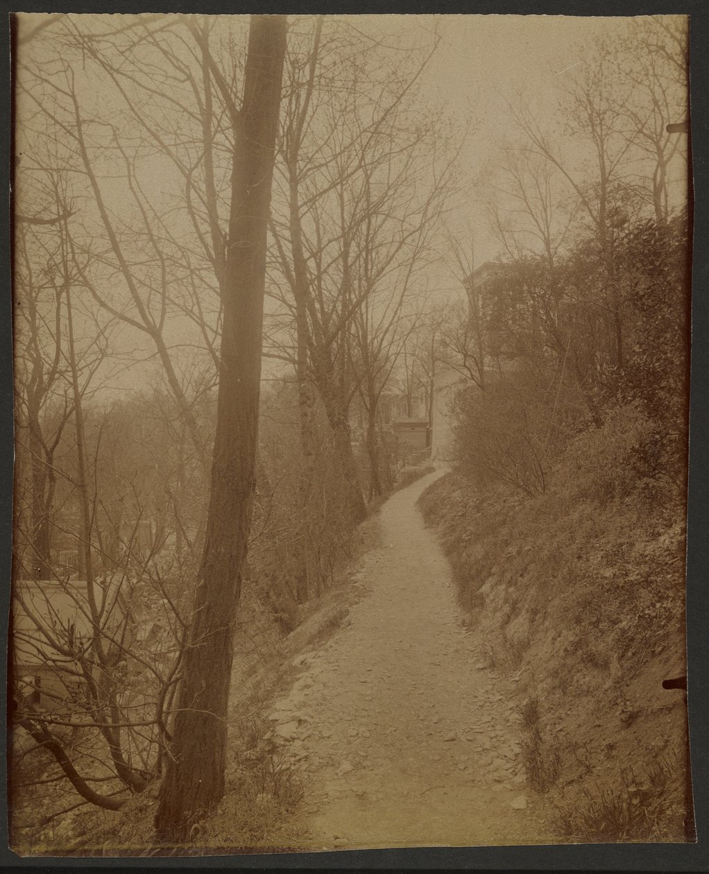 Père Lachaise, geitenpad door Eugène Atget