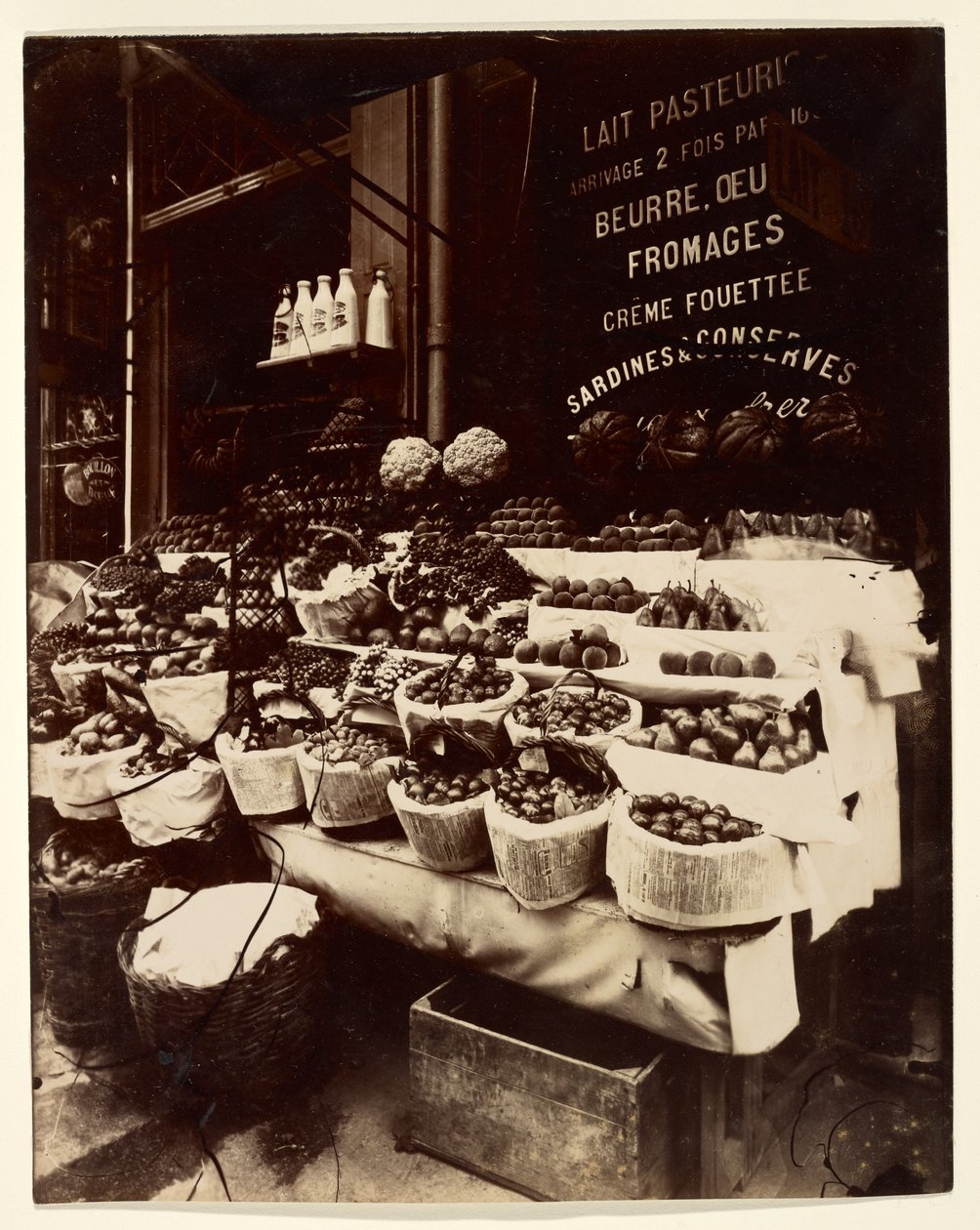 Rue Sainte-Opportune (Produce Display, rue Sainte-Opportune) door Eugène Atget