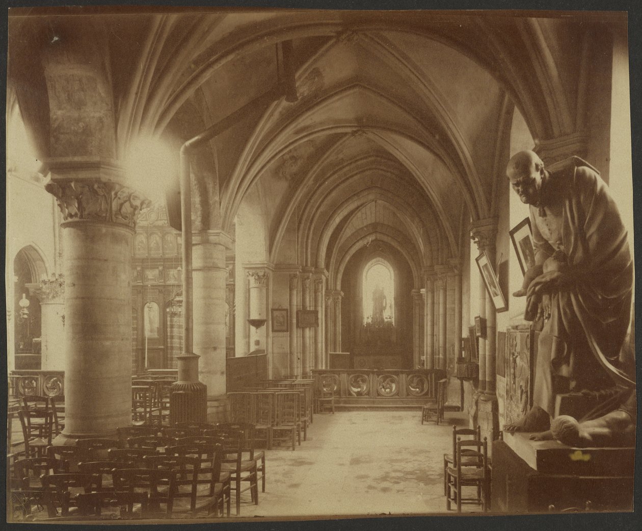 Saint-Julien-le-Pauvre door Eugène Atget