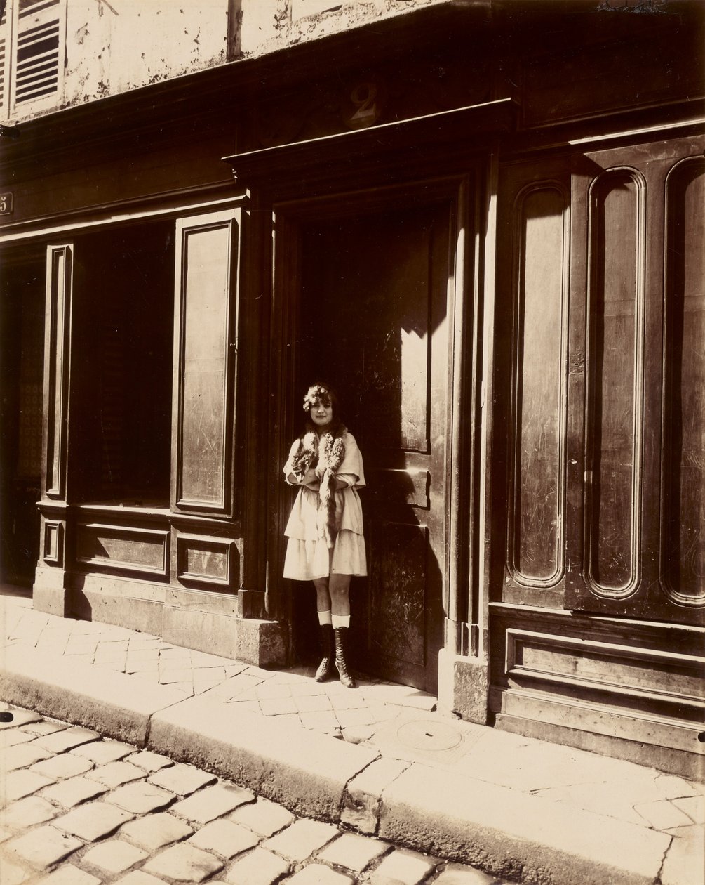 [Versailles, bordeel, Petit Place, maart 1921 (bordeel, Versailles, Petit Place, maart 1921)] door Eugène Atget
