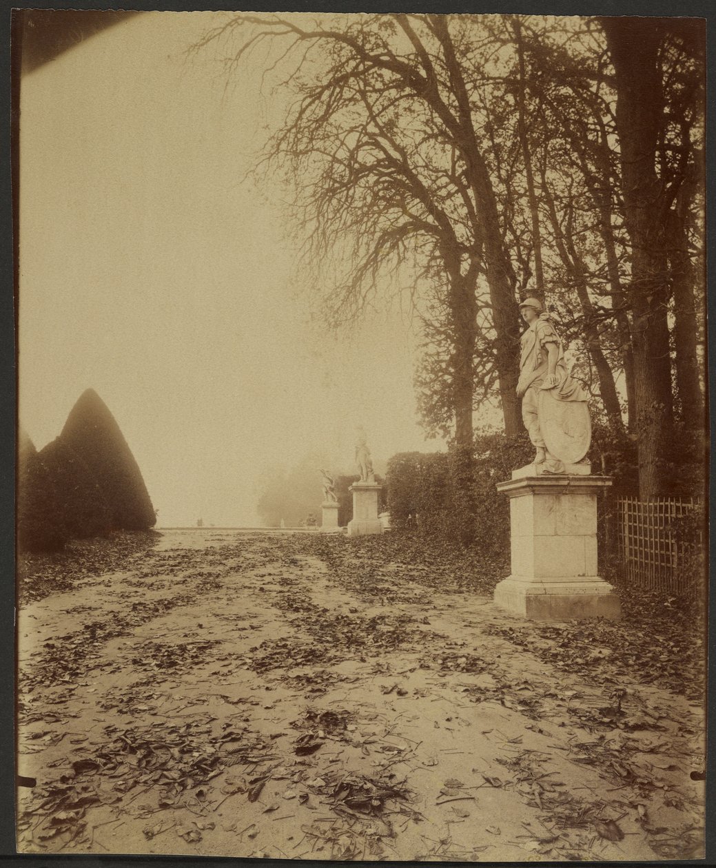 Versailles, het park (laan in het park van Versailles) door Eugène Atget