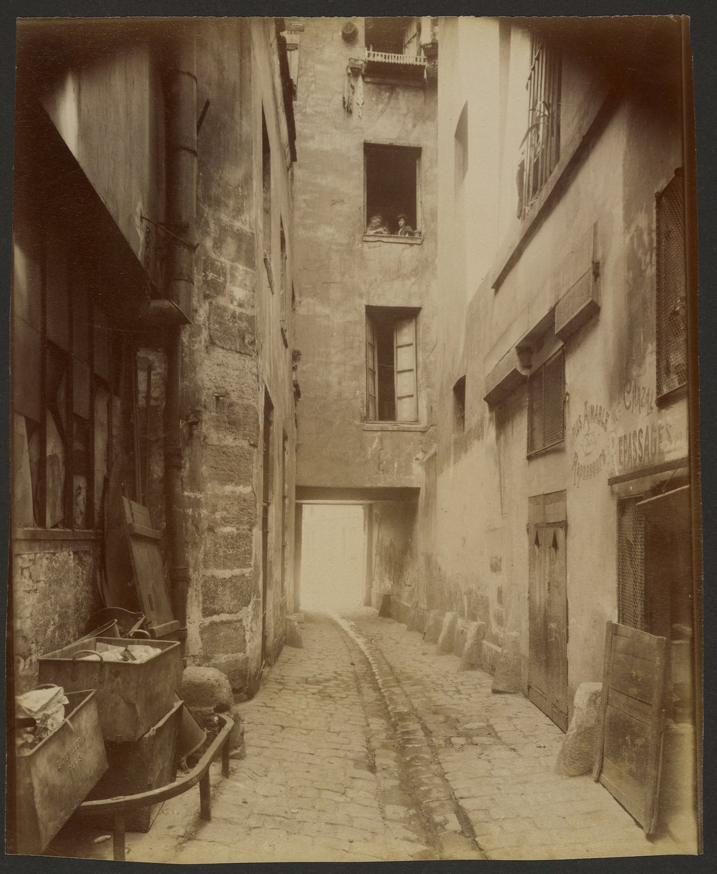 Oude binnenplaats, Rue Quincampoix 22 (4e) door Eugène Atget