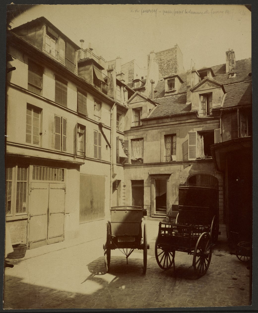 Oud huis, Rue de Fourcy, doorgang vanuit de wijk naar de woning van Fourcy door Eugène Atget