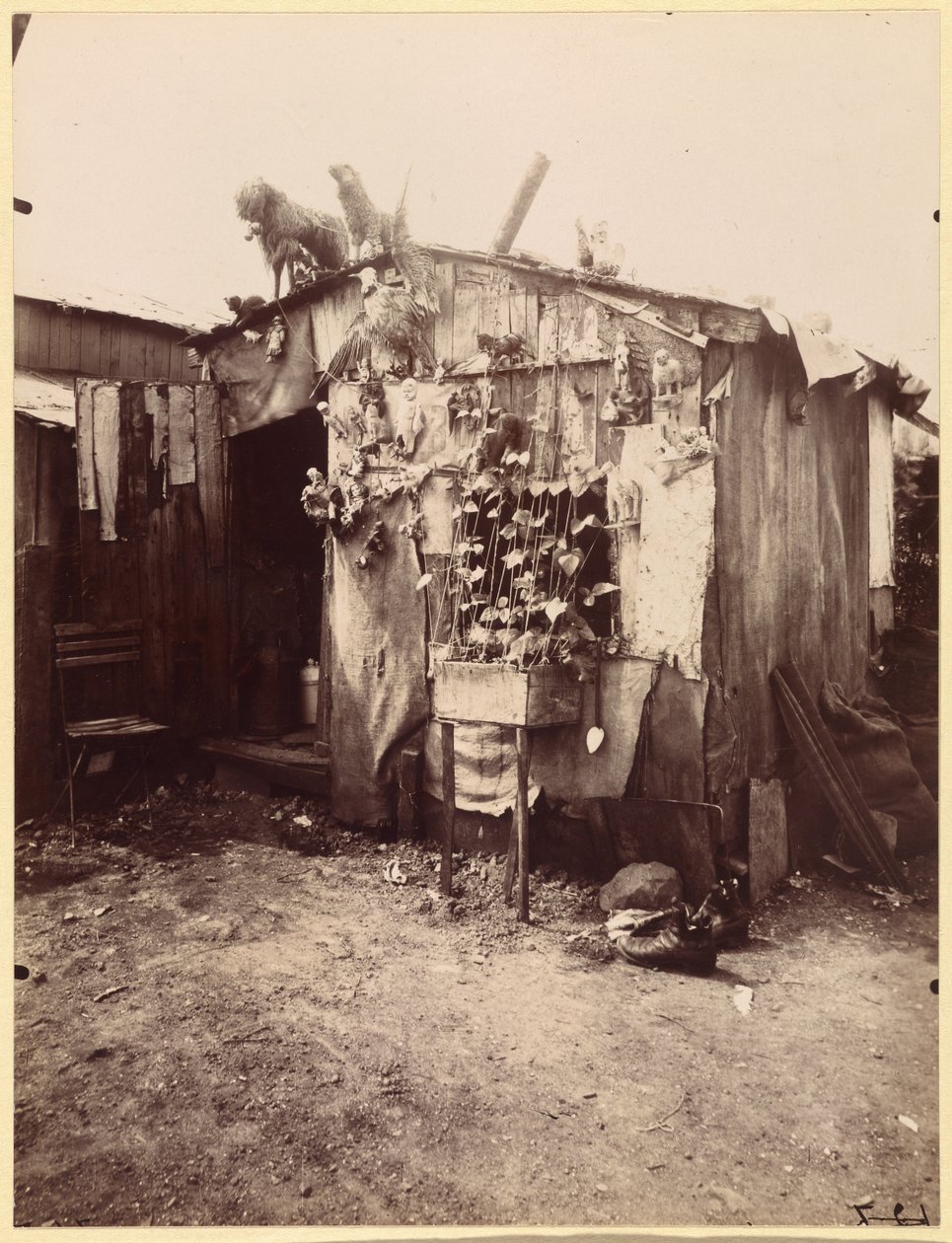 Huis van een voddenraper door Eugène Atget