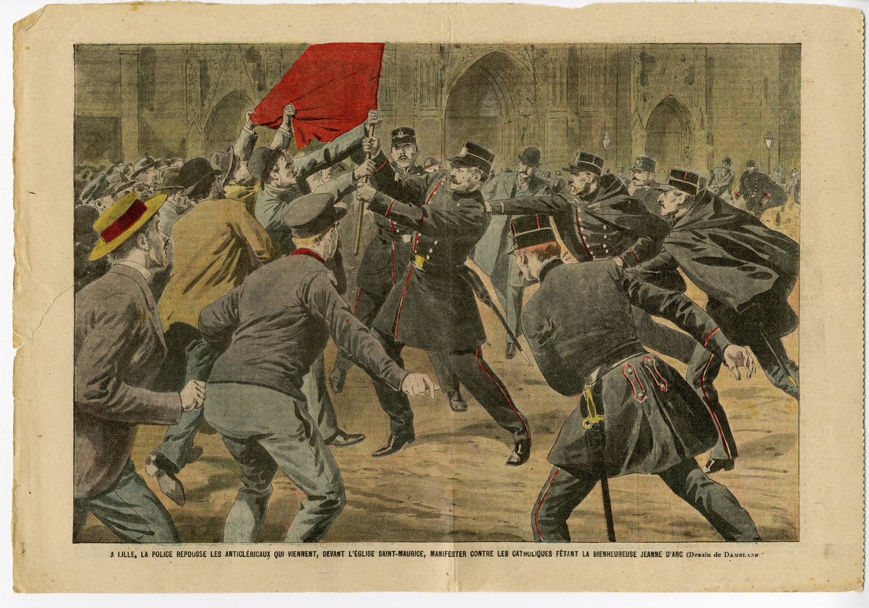 Illustratie van Eugene Damblans (1865-1945) in Le Pelerin, 23/05/09 - In Lille verdrijven de politie de antiklerikalen die voor de kerk Saint-Maurice protesteren tegen de katholieken die de Heilige Jeanne d