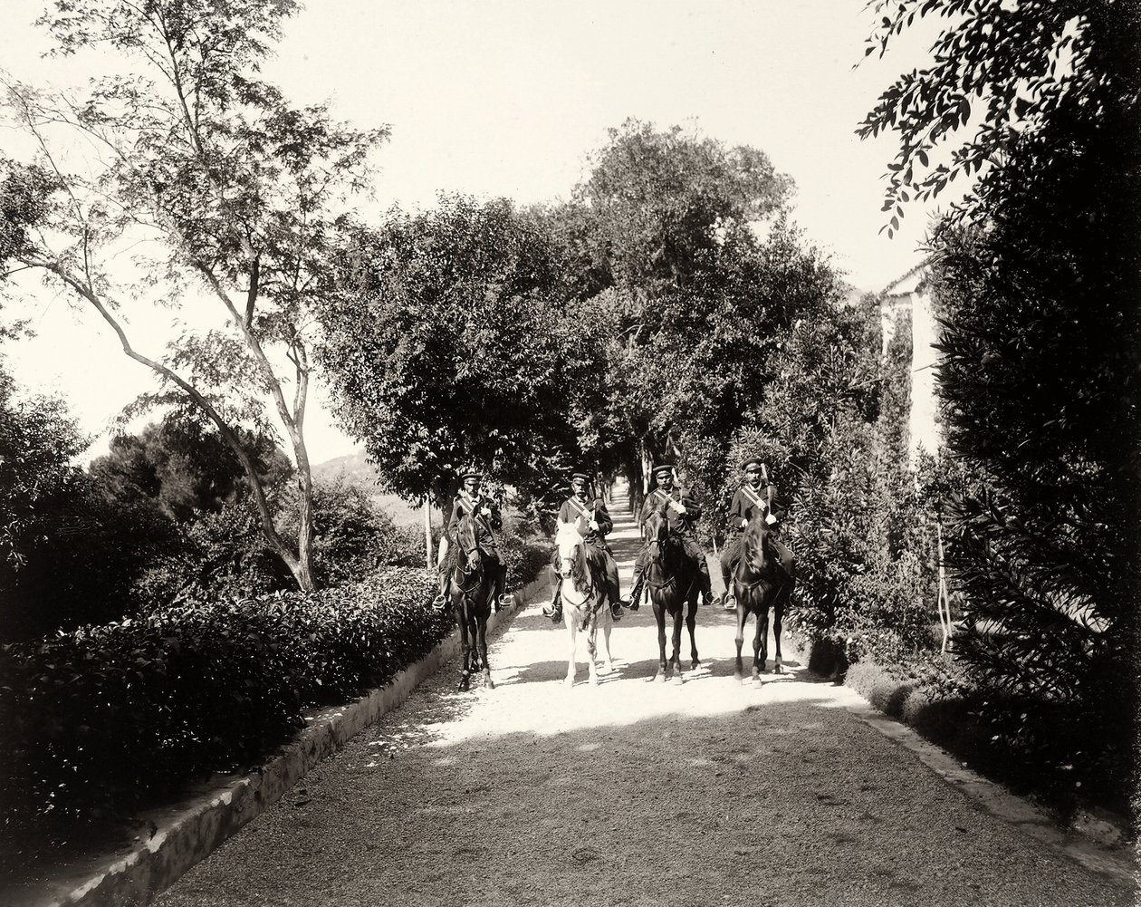 Een groep uniformed mannen te paard op de boerderij Lo Zucco, Sicilië, ca. 1900 door Eugenio Interguglielmi