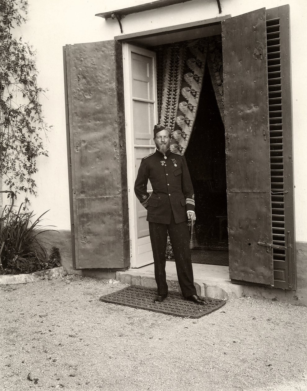 Portret van een man in uniform op de boerderij Lo Zucco, Sicilië, 1900 door Eugenio Interguglielmi