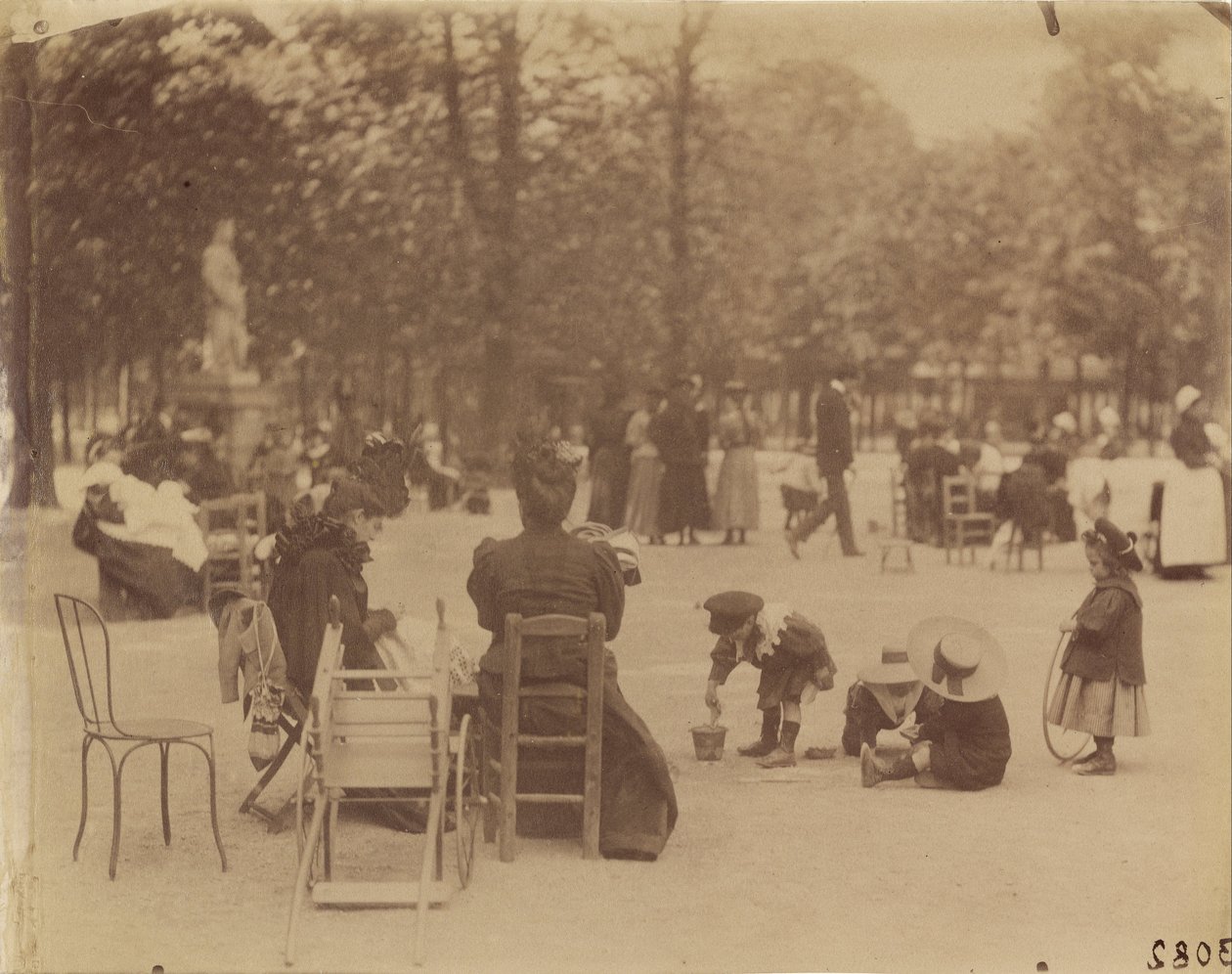 (Vrouwen en Kinderen in de Luxemburgse Tuinen) door Eugène Atget