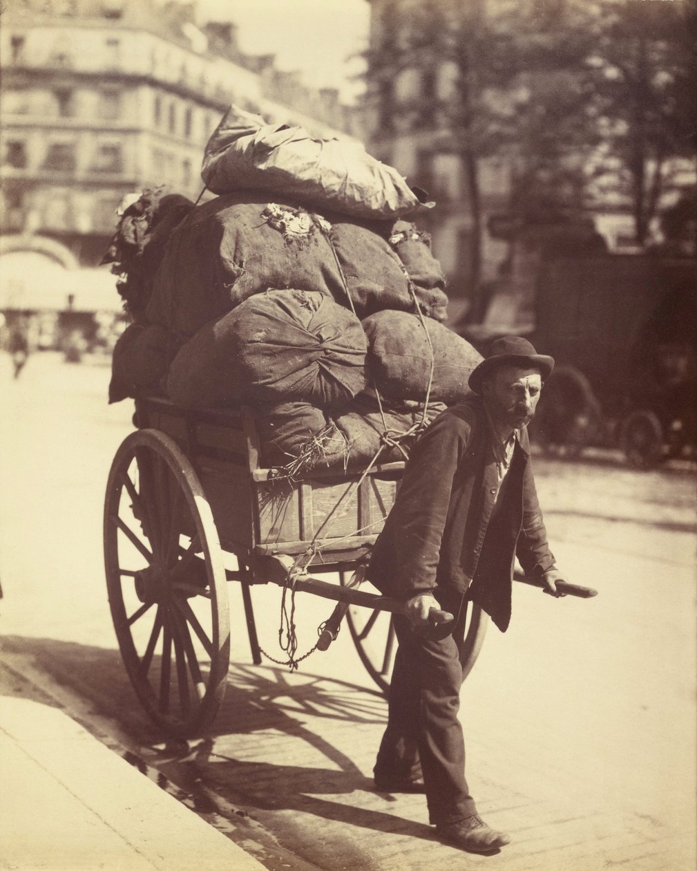 Chiffonier (Voddenraper) door Eugène Atget