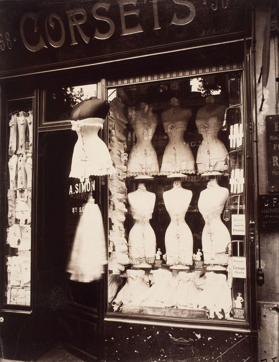 Korsetten. Boulevard de Strasbourg door Eugène Atget