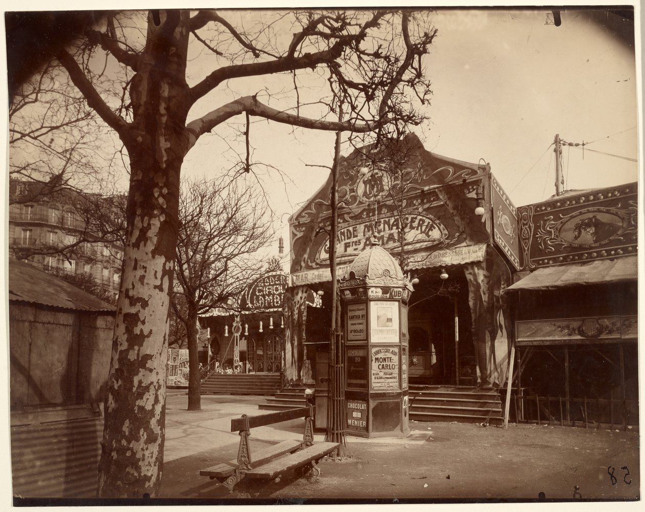 Fête Vaugirard (straatmarkt en kiosk) door Eugène Atget
