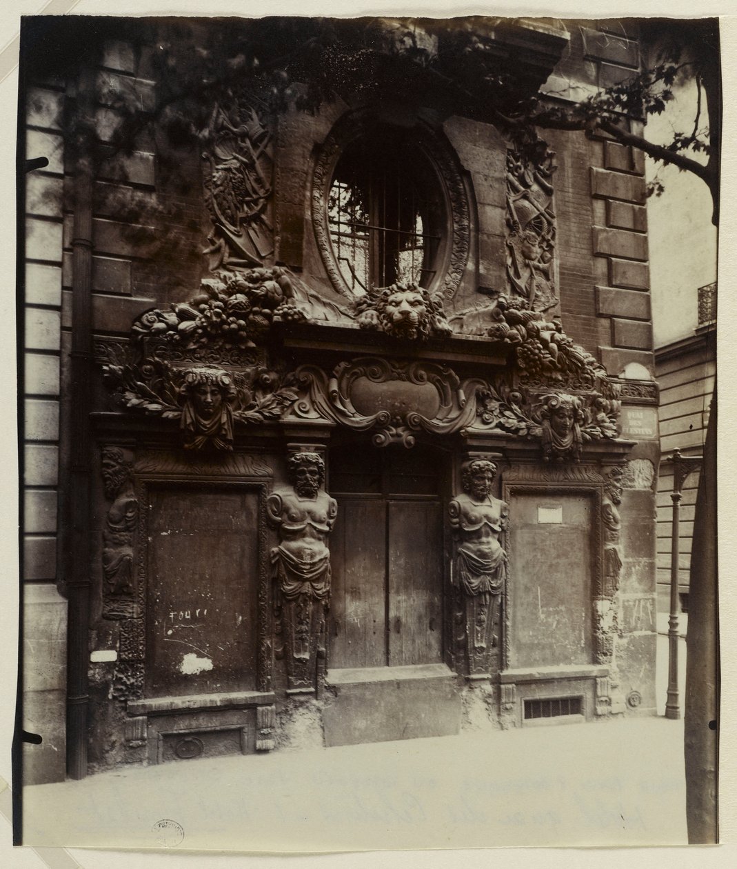 Hôtel de Fieubet of hôtel de la Valette (huidige privé-instelling Massillon), 2 bis quai des Celestins, 4e arrondissement, Parijs (albumine afdruk) door Eugène Atget
