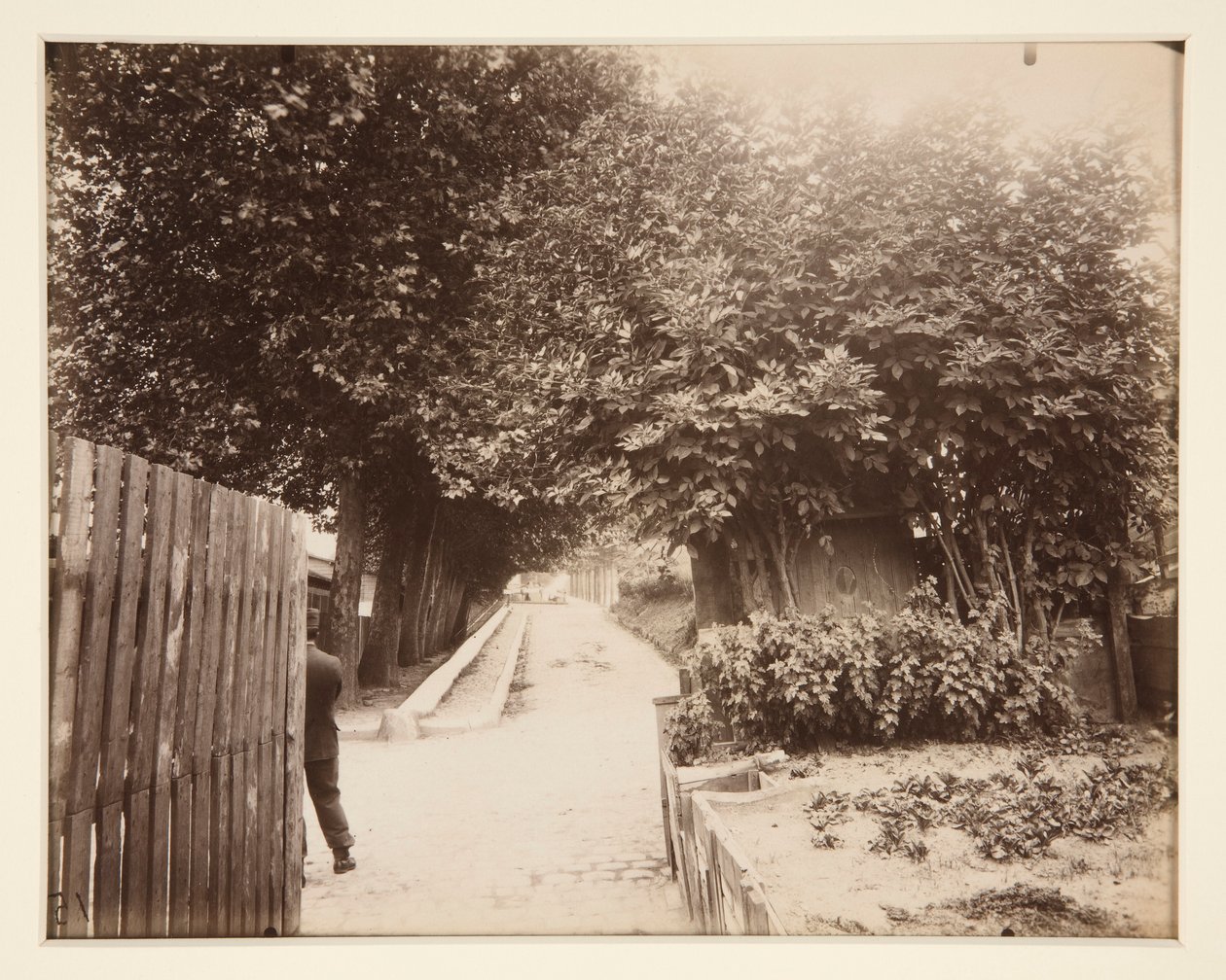 Point du jour, Porte du bas Meudon door Eugène Atget