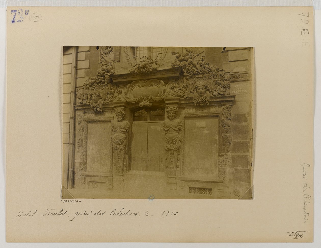 Porte, gevel aan de straat, hotel de Fieubet (hotel de la Valette, Massillon school), 2 quai des Célestins, 4e arrondissement, Parijs door Eugène Atget
