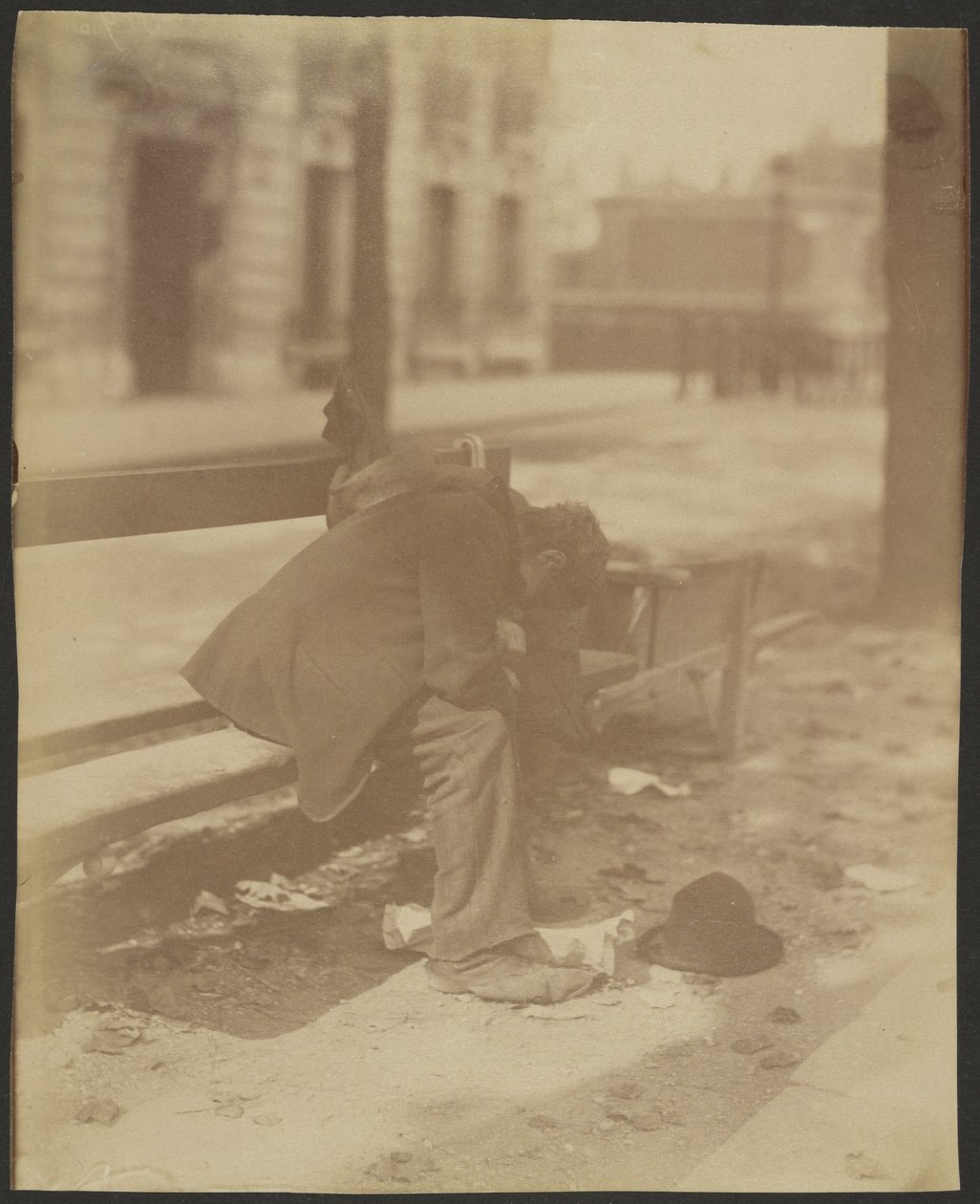[Zittende Zwerver] door Eugène Atget