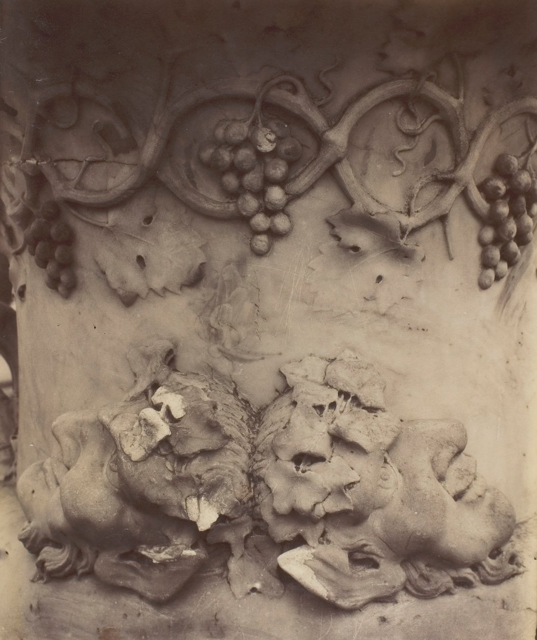 Versailles, Vaas Detail, 1906 door Eugène Atget
