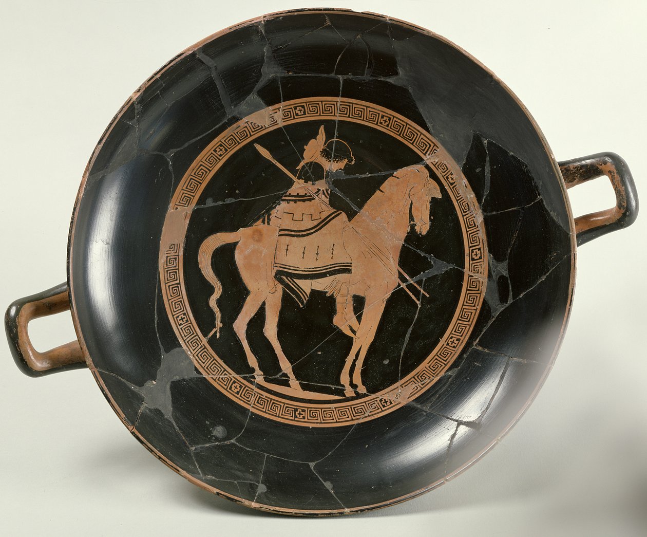 Attische roodfigurige beker met een ruiter te paard (keramiek) door Euphronios