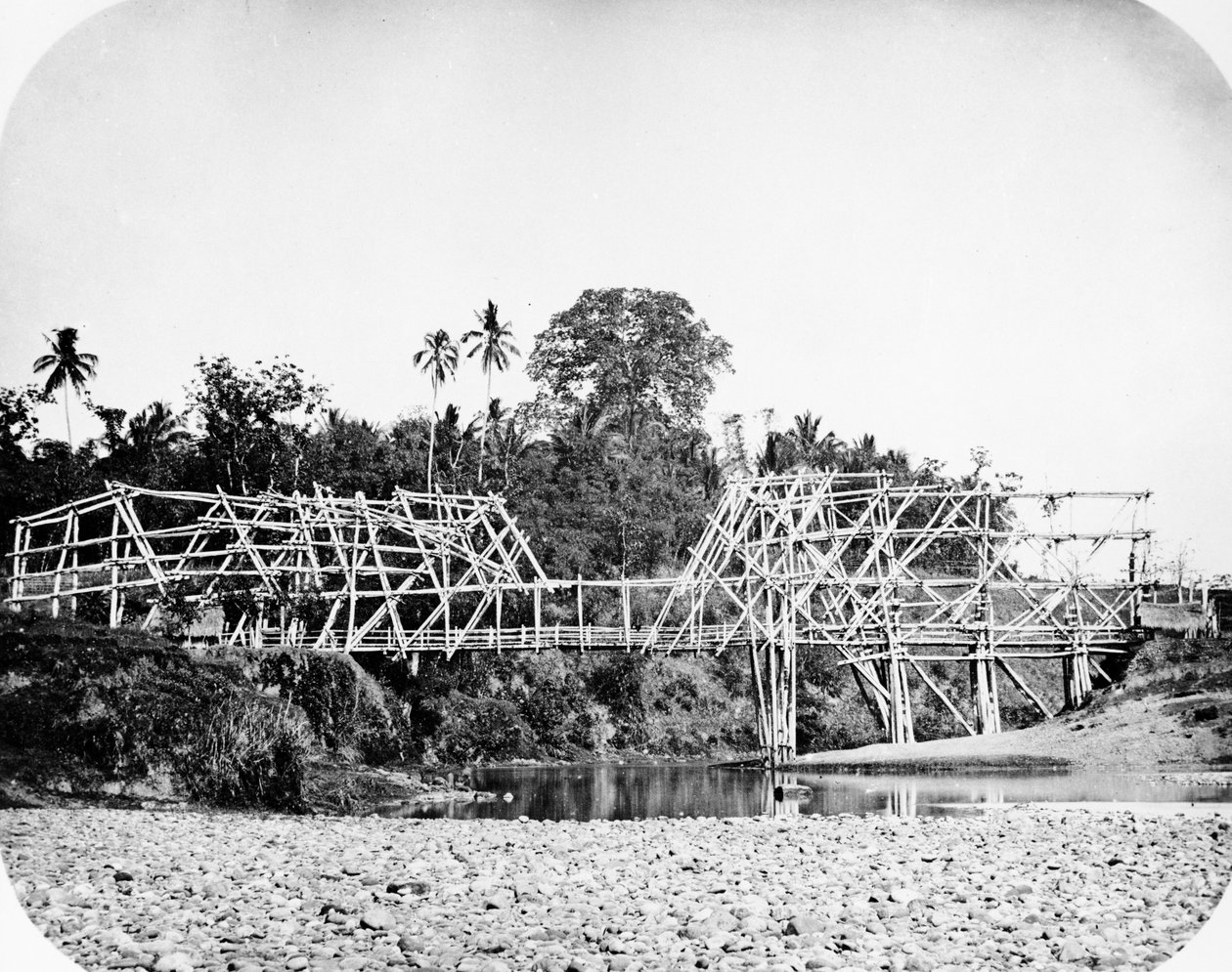 Bamboe hangbrug, Java, ca. 1870s door European Photographer