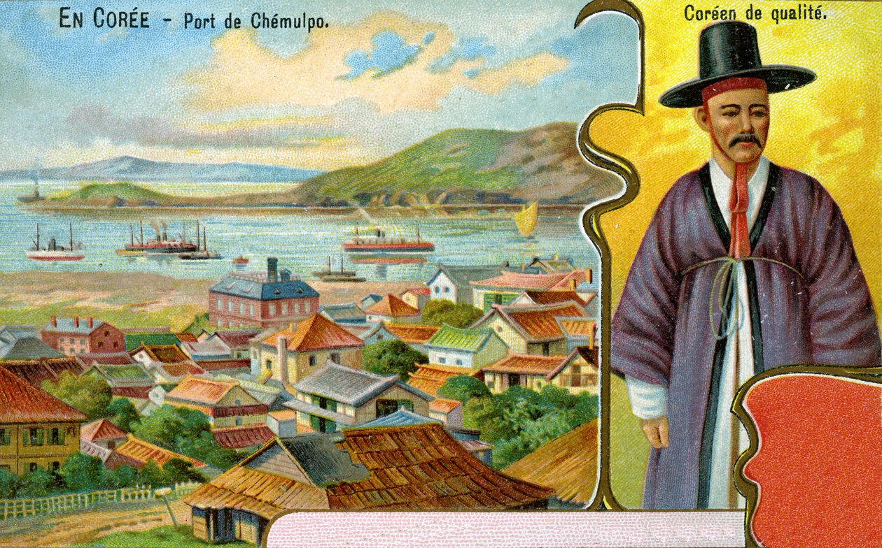 Een Koreaanse heer in traditionele kleding (hanbok) en hoed (gat) en een beeld van de haven van Chemulpo (Incheon), 1904 door European School