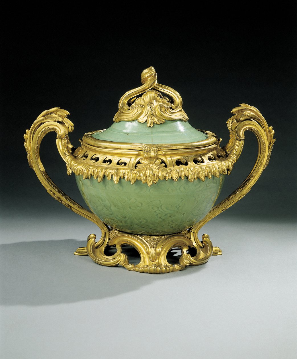 Louis XV pot-pourri vaas (ormolu-gemonteerd Chinees celadon porselein) door European School