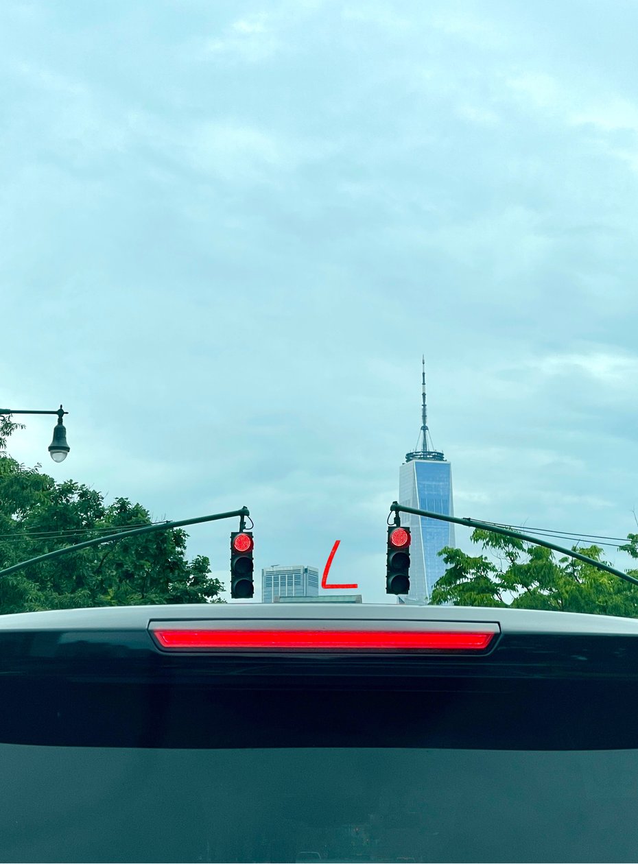 One World Trade en lachende verkeerslichten, ca 2020-24 (digitale kunst) door Evan Sklar