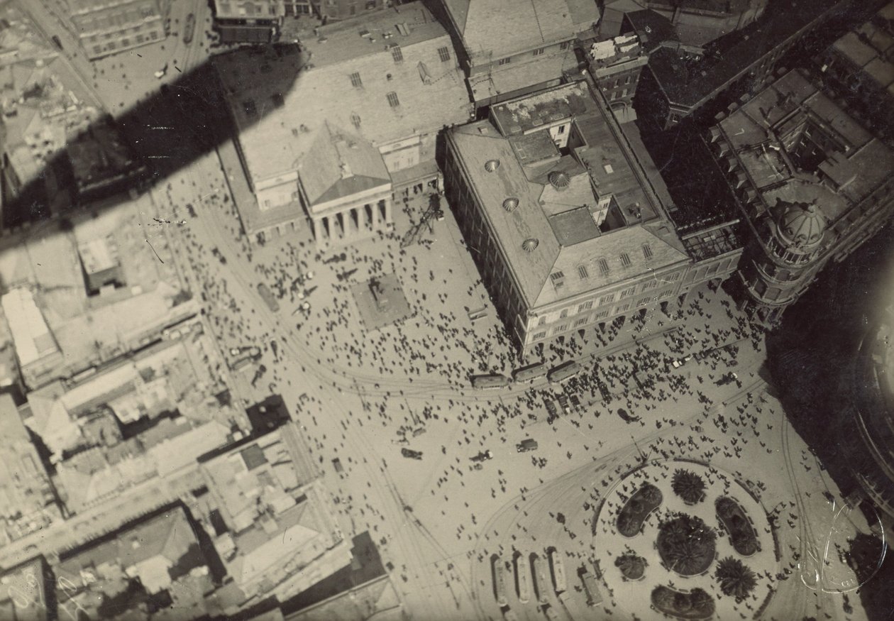 [Stadslandschap met schaduw van zeppelin]. door Fedele Azari